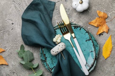 Grunge arka planında sonbahar dekoru olan güzel masa ayarları