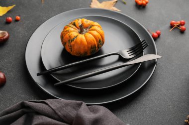 Koyu arkaplanda sonbahar dekoru olan güzel masa ayarları