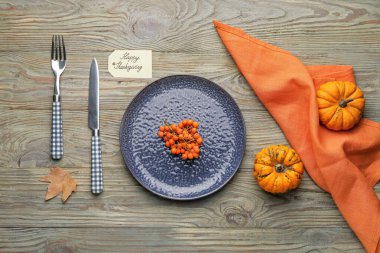 Tahta arka planda Şükran Günü kutlaması için güzel bir masa.