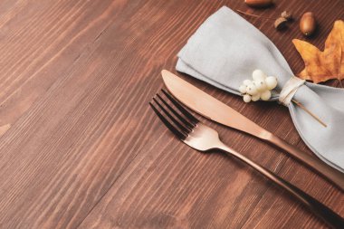 Ahşap zemin üzerinde sonbahar dekoru olan güzel masa ayarları