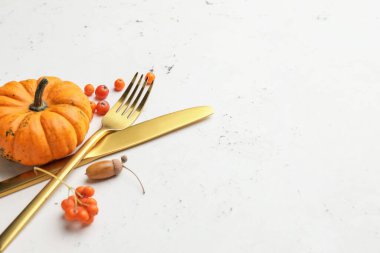 Beyaz arkaplanda sonbahar dekoru olan güzel masa ayarları