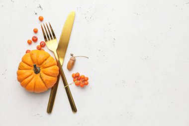 Beyaz arkaplanda sonbahar dekoru olan güzel masa ayarları