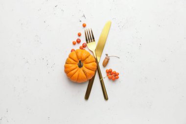 Beyaz arkaplanda sonbahar dekoru olan güzel masa ayarları