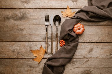 Ahşap zemin üzerinde sonbahar dekoru olan güzel masa ayarları