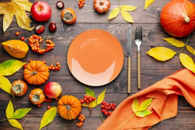 Ahşap zemin üzerinde sonbahar dekoru olan güzel masa ayarları