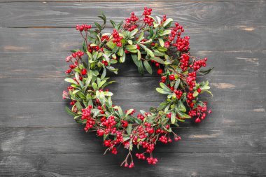 Ahşap arka planda güzel bir Noel çelengi