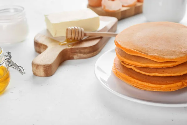 Pancake Labu Lezat Dengan Bahan Bahan Atas Meja — Stok Foto