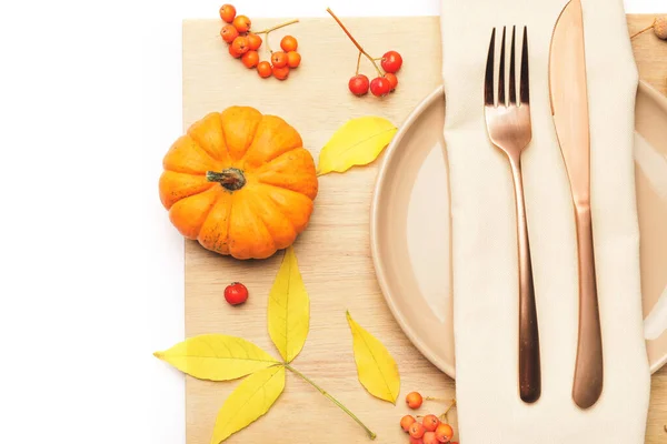 白い背景に秋の装飾が施された美しいテーブルセッティング — ストック写真