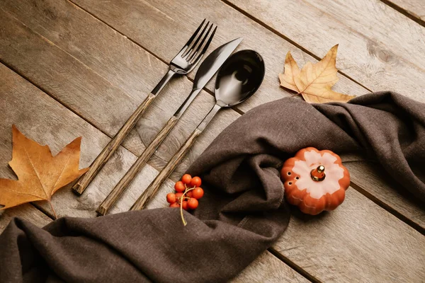 木製の背景に秋の装飾が施された美しいテーブル設定 — ストック写真