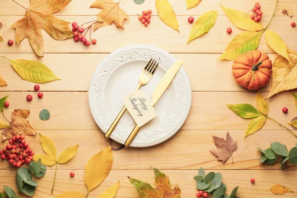 木製の背景に感謝祭の日のお祝いのための美しいテーブル設定 — ストック写真