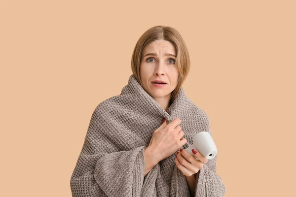 Wanita Iii Dengan Termometer Inframerah Pada Latar Belakang Warna Wabah — Stok Foto