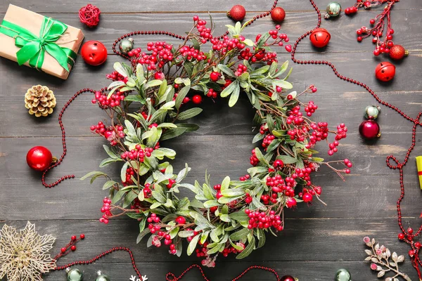 Belle Couronne Noël Décor Sur Fond Bois — Photo