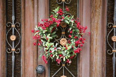 Kapıda asılı güzel Noel çelengi