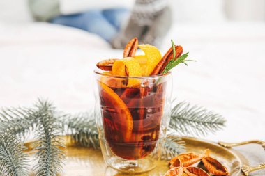 Tepside bir bardak lezzetli sıcak şarap.