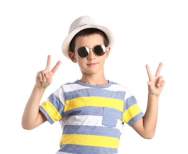 Милий Хлопчик Стильними Сонцезахисними Окулярами Показують Жест Перемоги Білому Тлі — стокове фото