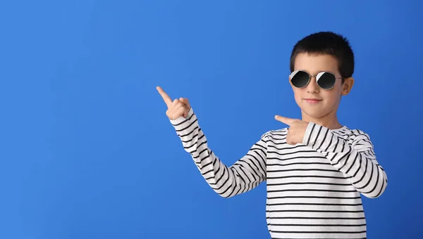 Roztomilý Chlapec Stylovými Slunečními Brýlemi Ukazuje Něco Proti Barvě Pozadí — Stock fotografie