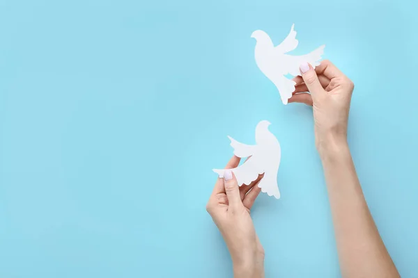 雌性手与纸鸽的颜色背景 国际和平日 — 图库照片
