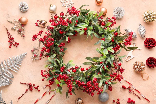 Belle Couronne Noël Décor Sur Fond Couleur — Photo