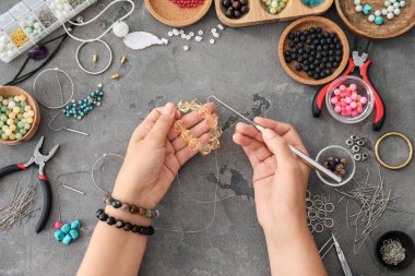 Mücevher yapan kadın tasarımcı, üst görünüm