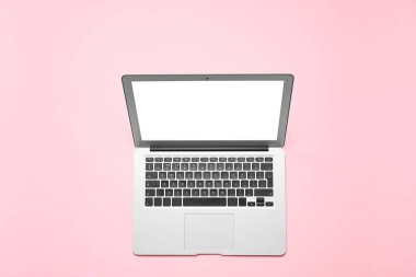 Renkli arkaplanda modern dizüstü bilgisayar