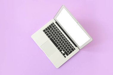 Renkli arkaplanda modern dizüstü bilgisayar