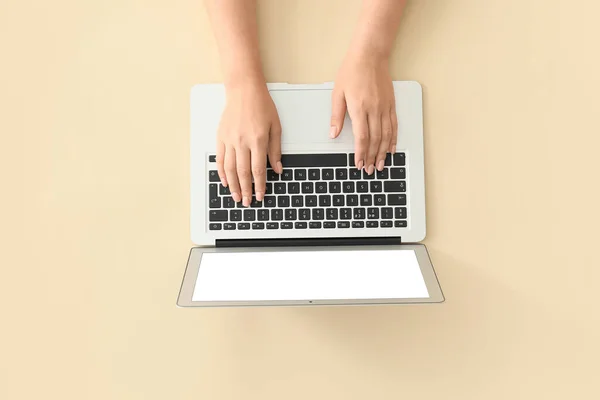 Mani Femminili Con Laptop Moderno Sfondo Colori — Foto Stock