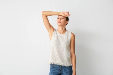 Hafif arka planda yorgun bir kadın. Diyabet belirtileri