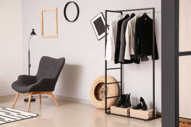 Modern salonun iç mimarisi.