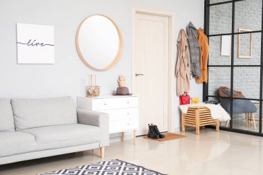 Modern salonun, stüdyo dairesindeki şık iç mekanı.