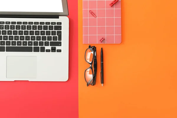 Moderner Laptop Mit Schreibwaren Und Brille Auf Farbigem Hintergrund — Stockfoto