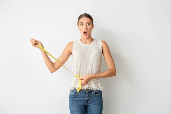 Frau Mit Plötzlichem Gewichtsverlust Auf Hellem Hintergrund Diabetes Symptome — Stockfoto