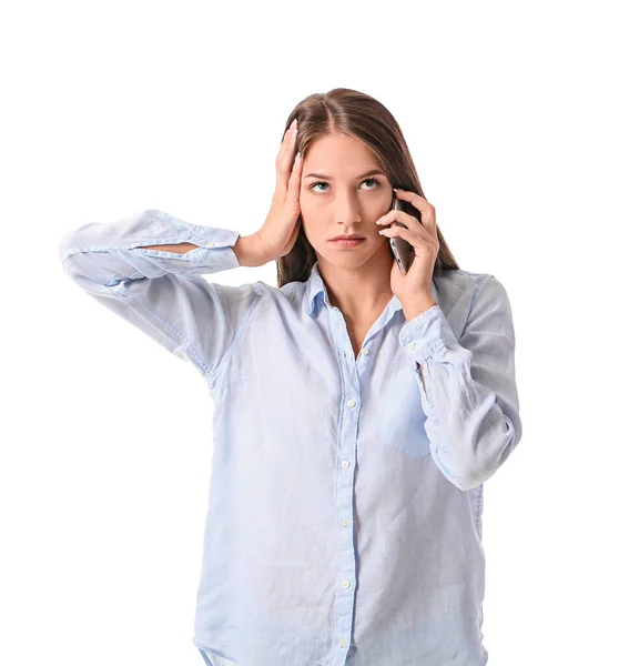 Mujer Joven Estresada Hablando Por Teléfono Móvil Sobre Fondo Blanco —  Fotos de Stock