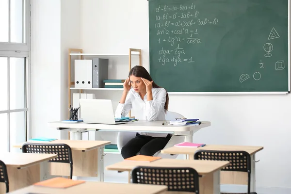 Jovem Professora Estressada Sala Aula — Fotografia de Stock