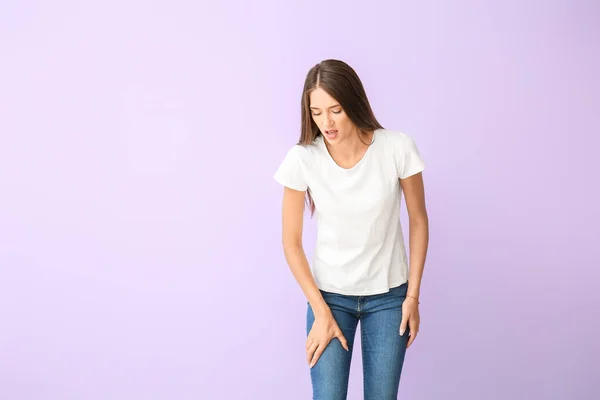 背景色に手足のしびれの問題を持つ女性 糖尿病症状 — ストック写真