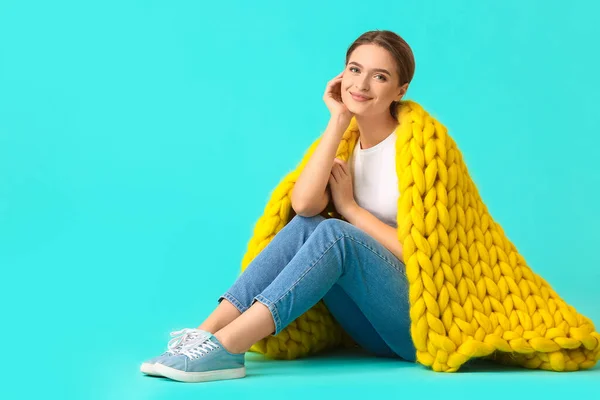 Mujer Joven Feliz Con Cuadros Calientes Sobre Fondo Color — Foto de Stock