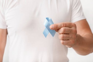 Mavi kurdeleli adam, yakın plan. Prostat kanseri farkındalığı