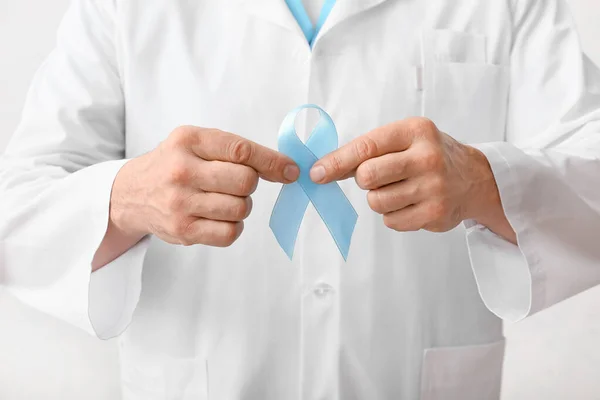 Männlicher Arzt Mit Blauem Band Nahaufnahme Prostatakrebs Aufklärungskonzept — Stockfoto