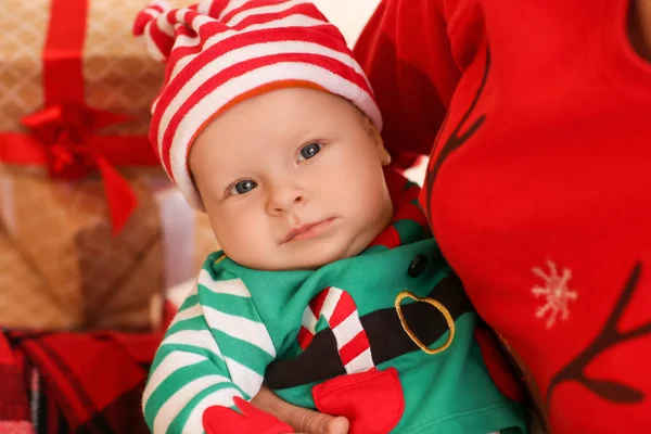 Mãe Com Bebê Pequeno Bonito Traje Elfo Casa — Fotografia de Stock