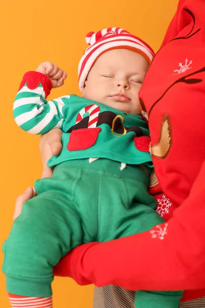 Mãe Com Bebê Pequeno Bonito Traje Elfo Fundo Cor — Fotografia de Stock