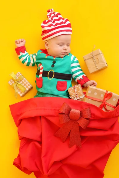 Sleeping Little Baby Elf Costume Christmas Gifts Color Background — Stock Photo, Image