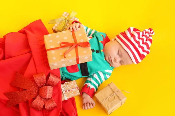Sleeping Little Baby Elf Costume Christmas Gifts Color Background — Stock Photo, Image