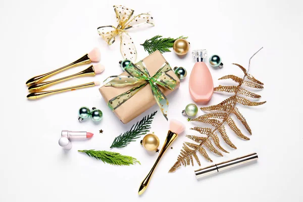 Karácsonyi Kompozíció Kozmetikumokkal Fehér Alapon — Stock Fotó