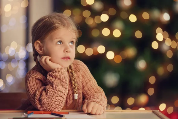 Nettes Kleines Mädchen Schreibt Brief Den Weihnachtsmann Hause — Stockfoto