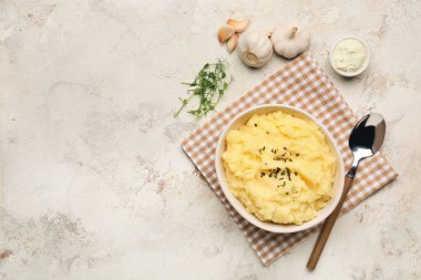Lezzetli patates püresi ve sarımsaklı kompozisyon.