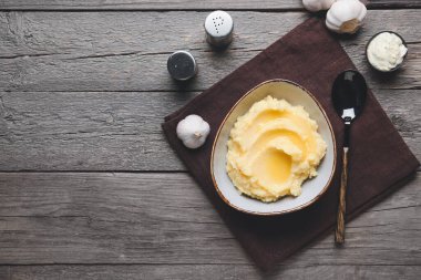 Lezzetli patates püresi ve sarımsaklı kompozisyon.