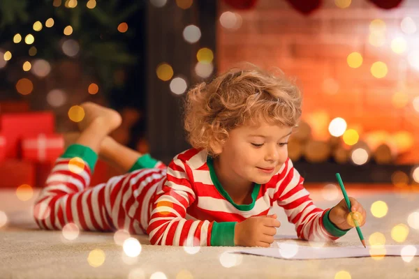 Niedliches Kleines Kind Schreibt Brief Den Weihnachtsmann Hause — Stockfoto