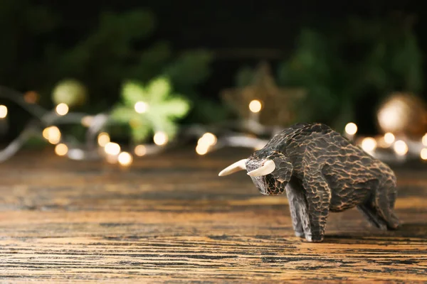 Figurinha Touro Como Símbolo Ano 2021 Mesa Madeira — Fotografia de Stock