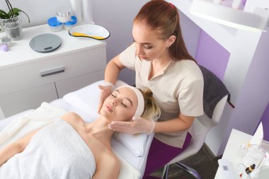 Güzellik salonunda estetik ameliyat olan bir kadın.