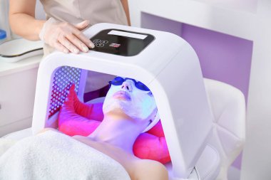 Güzellik salonunda yüz kromozonluğu ameliyatı olan kadın.