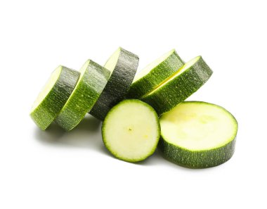 Beyaz arka planda kabak kabağı dilimleri